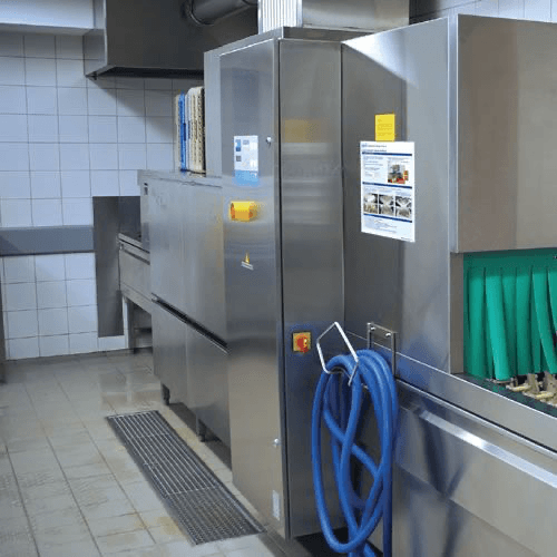 Endüstriyel mutfakta dozaj hattına bağlı bulaşık yıkama makinesi